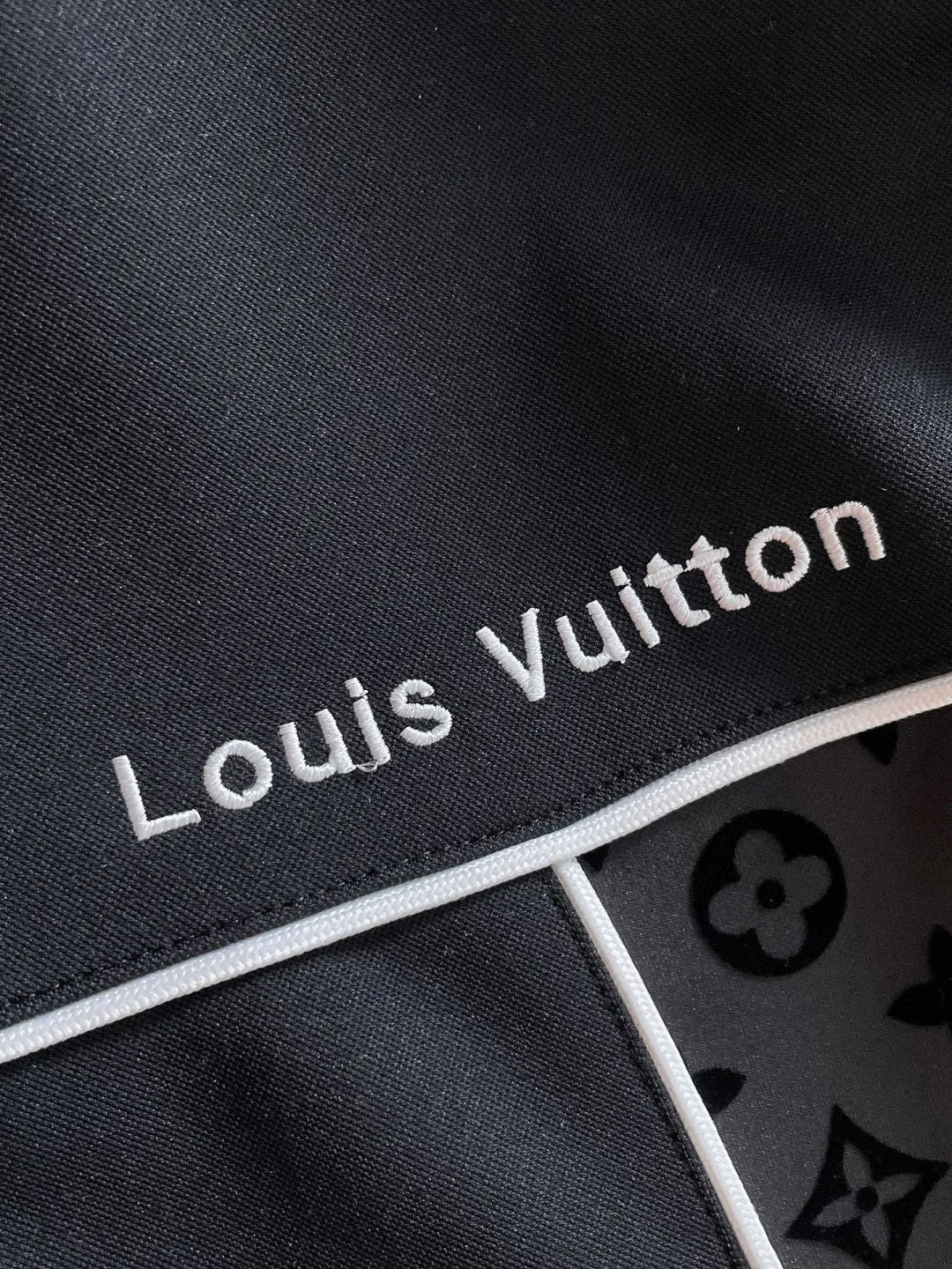 🅿️720 LV hot-selling suit is coming. Focus on the original version of the official website. 2025 new hot-selling cardigan suit. The original order is the best. 🇭🇰The meticulous work of top designers. It has a fitting and perfect upper body effect. All-natural high-quality Tencel Roman cotton 100%, close-fitting comfort, noble and elegant! Original hardware embodies elegance and nobility! Counter size: M-3XL (maximum wear up to 190 pounds)